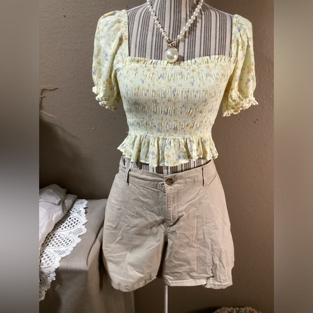 OLD NAVY CREAM SHORT SIZE 14 - Picture 2 of 15